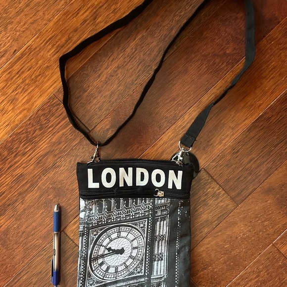 SOLD ON X-POST Robin Ruth Black and White London Crossbody Bag - Picture 10 of 10
